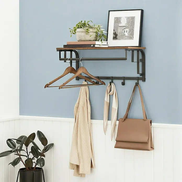 Garderobenpaneel - L x B x H: 30 x 66 x 27 cm, Schwarz/Braun - Wandmontiertes Regal und Garderobe aus dunklem Metall und Holz, mit Kleiderstange und Haken.