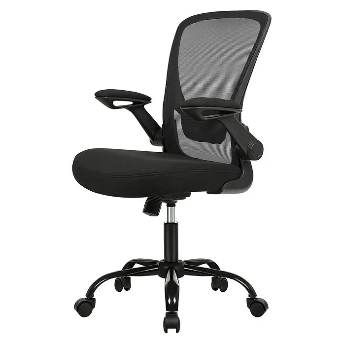 Bürostuhl mit hochklappbaren Armlehnen - Höhenverstellung: 99 cm - 107 cm, B x L: 60 x 66 cm, Schwarz - Schwarzer Bürostuhl mit Netzrückenlehne, gepolsterter Sitzfläche und Rollen, im Dreiviertelprofil.