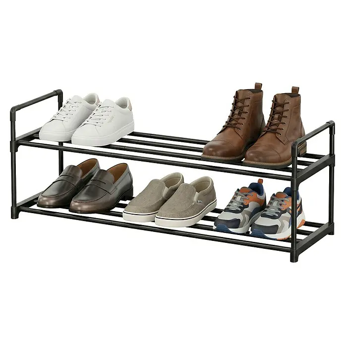 Schuhregal - L x B x H: 30 x 92 x 37 cm, Schwarz/Braun - Zweistöckiges schwarzes Metall-Schuhregal mit sechs Paar Herrenschuhen: weißen Sneakern, braunen Stiefeln, Loafern und Sportschuhen.