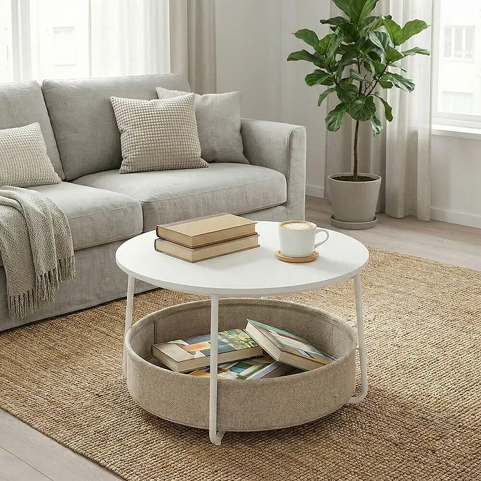 Couchtisch - Ø x H: 75 x 45 cm, Weiß - Runder weißer Couchtisch mit hellem Stoffkorb als Stauraum, in einem Wohnzimmer.