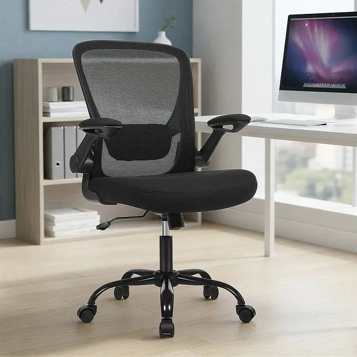 Bürostuhl mit hochklappbaren Armlehnen - Höhenverstellung: 99 cm - 107 cm, B x L: 60 x 66 cm, Schwarz - Schwarzer ergonomischer Bürostuhl mit Netzrücken und Stoffpolsterung auf Rollen, an einem weißen Schreibtisch mit Computer im Büro.