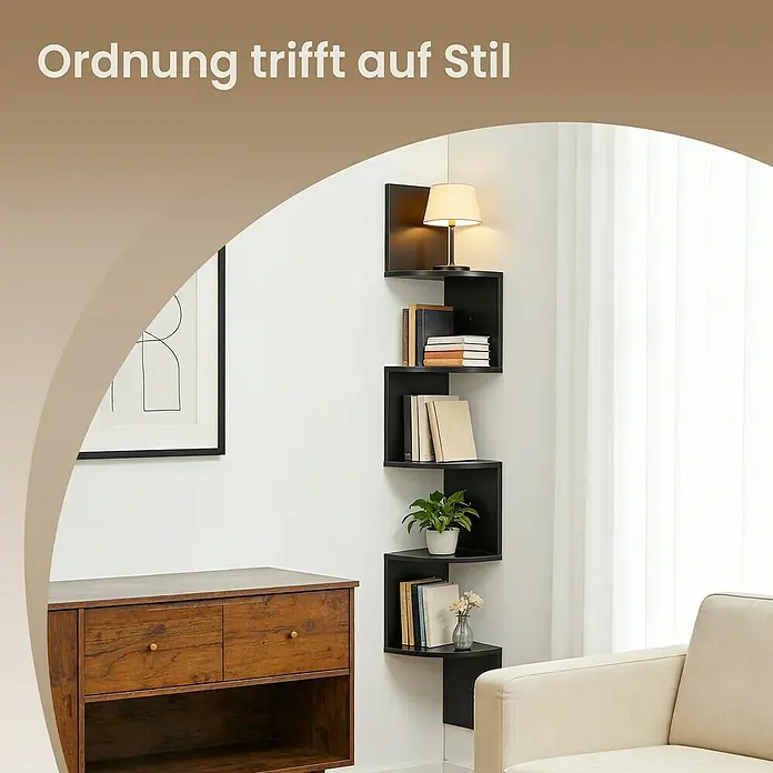 Eckregal - H x B x T: 126 x 20 x 20 cm, Schwarz - Schwarzes Zickzack-Eckregal mit Büchern, Lampe und Pflanzen, stilvoll in einem modernen Wohnzimmer arrangiert.