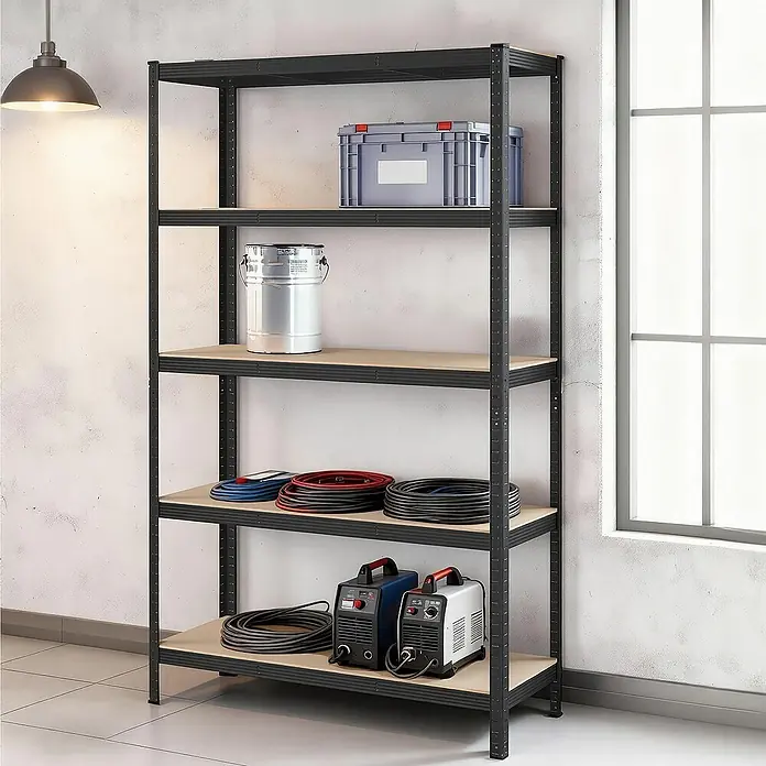 Metallregal - H x B x T: 200 x 120 x 60 cm, Traglast pro Boden: 150 kg, Anzahl Böden: 5 Stk., Stecken, Schwarz - Schwarzes Metallregal mit fünf Holzablagen, gefüllt mit Werkzeugen und Vorräten in einer Werkstatt.