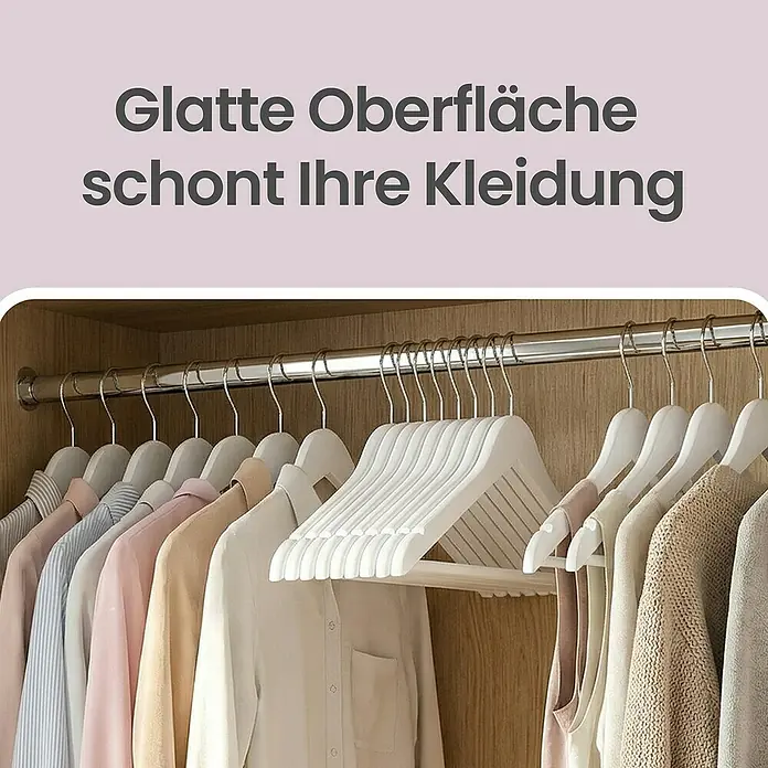 Kleiderbügel - Weiß, Holz - Weiße, glatte Kleiderbügel halten verschiedene Kleidungsstücke in einem Holzschrank und schonen die Stoffe.