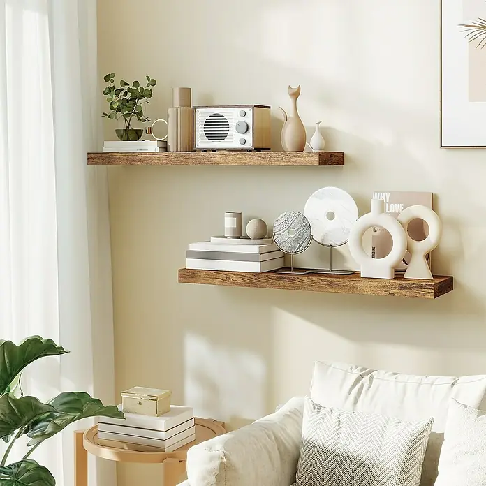 Wandboard - L x B x H: 20 mm x 80 cm x 3,8 cm, Braun - Zwei rustikale schwebende Holzregale sind an einer hellen Wand befestigt und tragen Dekoartikel, Bücher und eine Pflanze in einem gemütlichen Wohnzimmer.