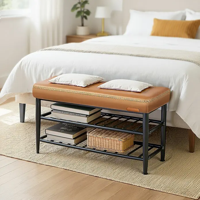 Schuhbank - L x B x H: 30 x 80 x 50 cm, Schwarz/Braun - Braune Kunstleder-Bettbank mit sichtbaren Nähten, schwarzem Metallrahmen und zwei Ablagen für Bücher und Korb.