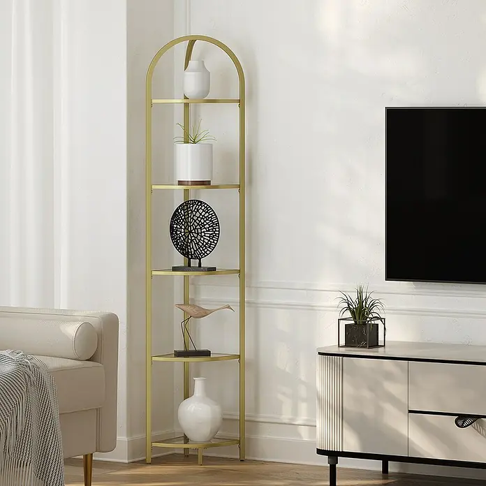 Eckregal - H x B x T: 158 x 28 x 28 cm, Gold - Eckregal aus goldenem Metall mit gewölbter Oberseite und fünf Glasböden, dekoriert im Wohnzimmer.