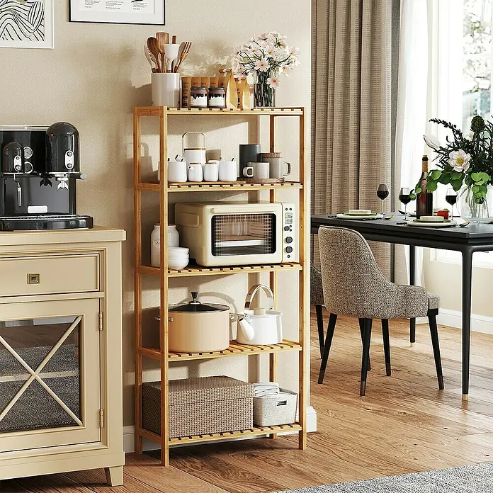 Holzregal - H x B x T: 130 x 60 x 26 cm, Traglast pro Boden: 10 kg, Anzahl Böden: 5 Stk., Braun - Fünfstöckiges Bambus-Regal in einer Küche, mit Küchenutensilien, Mikrowelle und Kochgeschirr.