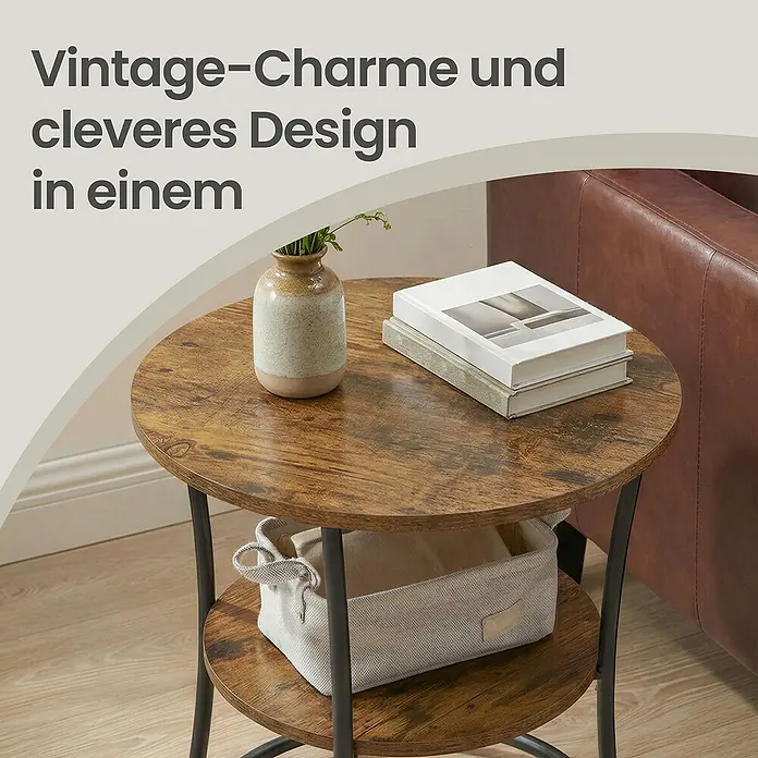 Beistelltisch - Ø x H: 55 x 55 cm, Schwarz/Braun - Runder zweistöckiger Beistelltisch aus Altholz und schwarzem Metall, mit Dekoartikeln neben einem braunen Sofa.