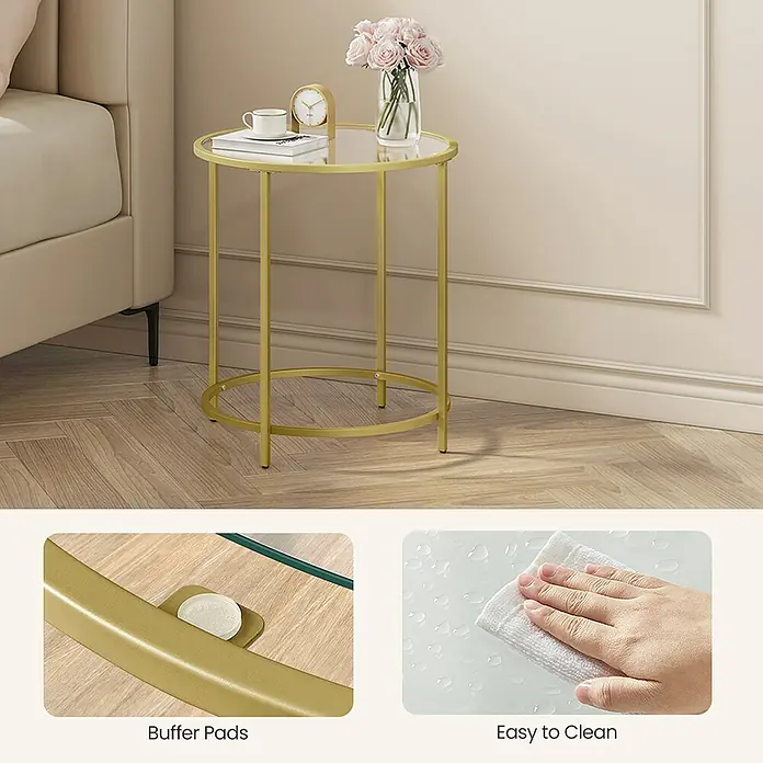 Beistelltisch - Ø x H: 50 x 55 cm, Gold - Runder Beistelltisch aus goldfarbenem Metall mit Glasplatte, neben einem Sofa.