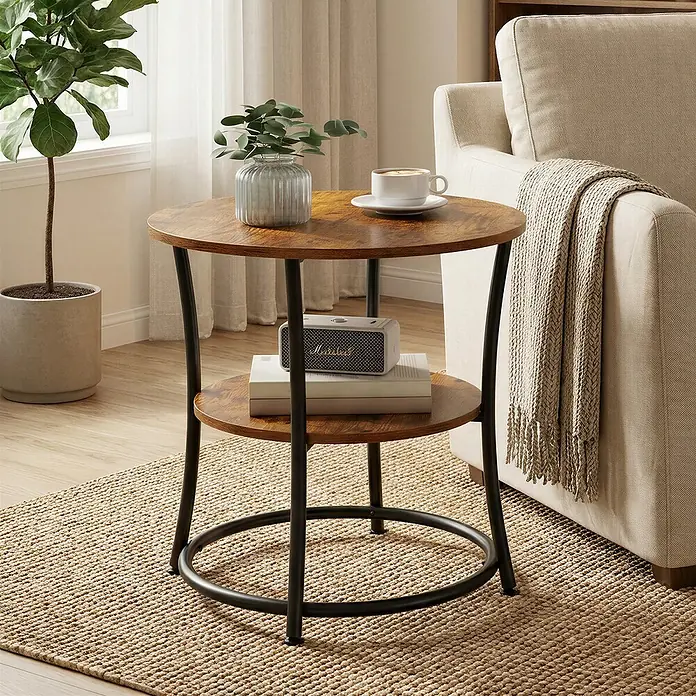 Beistelltisch - Ø x H: 55 x 55 cm, Schwarz/Braun - Runder zweistufiger Beistelltisch mit dunklen Holzplatten und schwarzen Metallbeinen, neben einem cremefarbenen Sofa platziert.