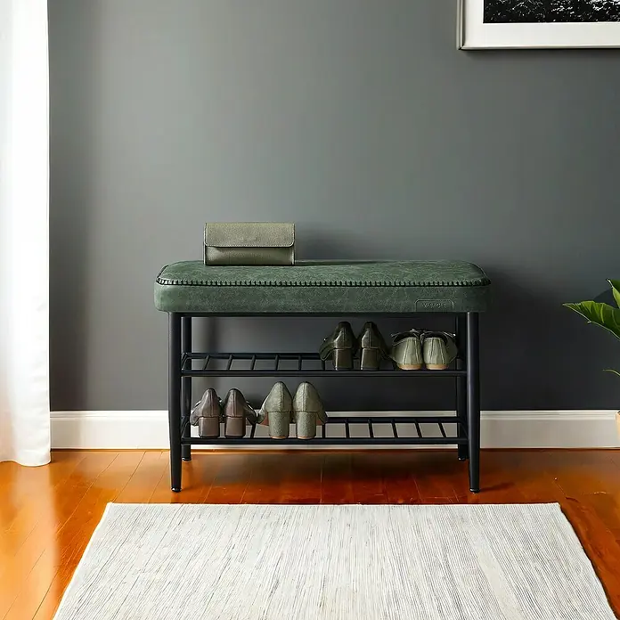 Schuhbank - L x B x H: 30 x 80 x 50 cm, Schwarz/Grün - Grün gepolsterte Schuhbank mit schwarzem Metallrahmen und zwei Schuhablagen. Eine passende Tasche liegt darauf.