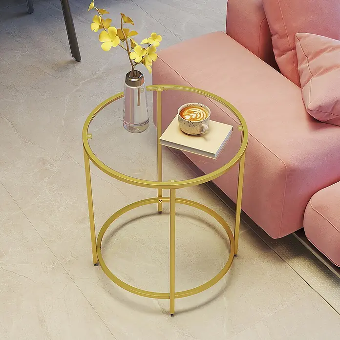 Beistelltisch - Ø x H: 50 x 55 cm, Gold - Runder Beistelltisch aus goldfarbenem Metall und Glas mit Vase und Kaffeetasse neben einem rosa Sofa.