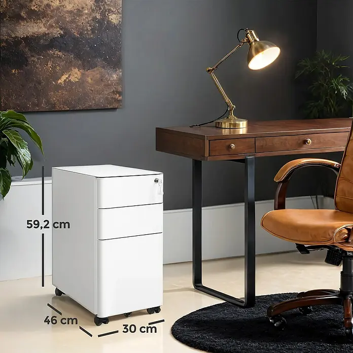 Rollcontainer - L x B x H: 46 x 30 x 59,2 cm, Weiß, Anzahl Schubladen: 3 Stk. - Weißer mobiler Aktenschrank aus Metall mit drei Schubladen und Rollen, neben einem Schreibtisch.