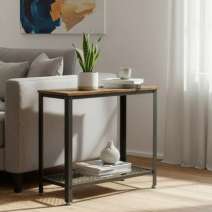 Beistelltisch - L x B x H: 30 x 60 x 60 cm, Anzahl Böden: 1 Stk. - Rustikaler braun-schwarzer Beistelltisch mit Gitterablage neben einem hellgrauen Sofa, bestückt mit Pflanzen, Büchern und einer Vase.