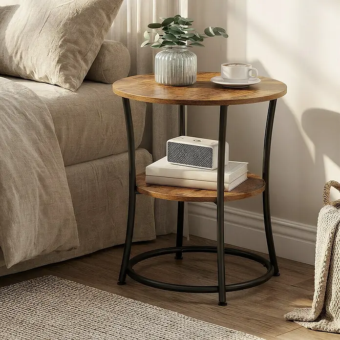 Beistelltisch - Ø x H: 55 x 55 cm, Schwarz/Braun - Zweistöckiger runder Beistelltisch mit rustikal braunen Holzplatten und schwarzen Metallbeinen, als Nachttisch mit Deko und Büchern genutzt.