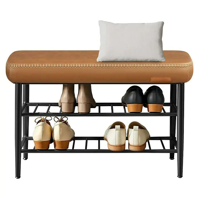 Schuhbank - L x B x H: 30 x 80 x 50 cm, Schwarz/Braun - Braune Polsterbank zur Schuhaufbewahrung mit schwarzen Metallregalen, weißem Kissen und mehreren Schuhpaaren.