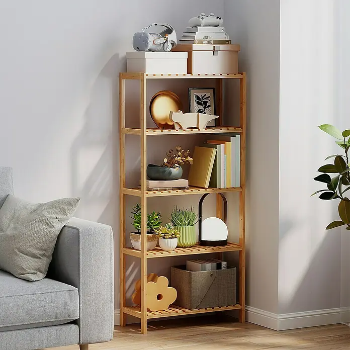 Holzregal - H x B x T: 130 x 60 x 26 cm, Traglast pro Boden: 10 kg, Anzahl Böden: 5 Stk., Braun - Fünfstufiges Bambusregal, helles Holz, mit Büchern, Pflanzen und Dekoartikeln gefüllt, neben einem grauen Sofa.