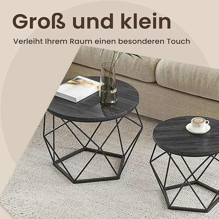 Couchtisch Set - Grau/Schwarz, 2 -tlg. - Zwei ineinander verschiebbare Beistelltische mit dunkelgrauen Platten und schwarzen geometrischen Metallgestellen in einem modernen Wohnzimmer.