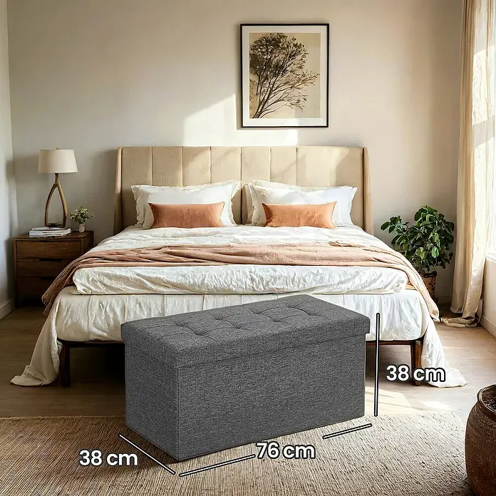 Hocker mit Stauraum - L x B x H: 38 x 76 x 38 cm, Grau - Graue Stoff-Aufbewahrungsottomane (76x38x38 cm) mit getuftetem Deckel am Fußende eines Bettes zur Organisation und als Sitzgelegenheit.
