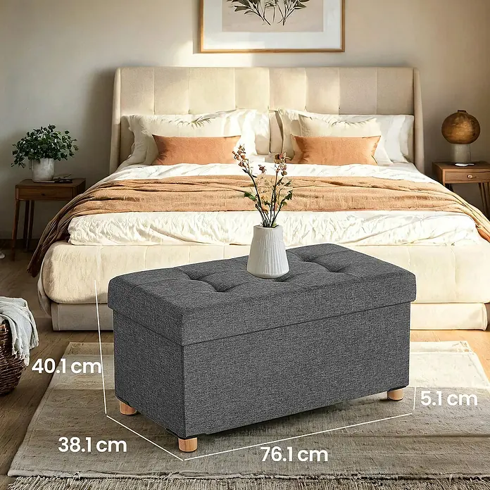 Hocker mit Stauraum - L x B x H: 38 x 76 x 40 cm, Grau - Dunkelgraue, gepolsterte Aufbewahrungsbank mit getufteter Oberfläche und Holzbeinen, mit Maßen im Schlafzimmer.