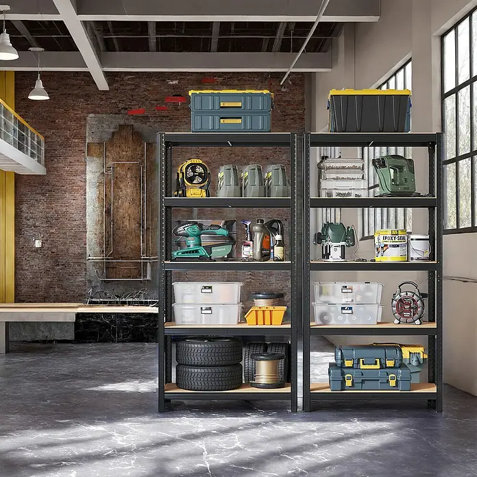 Metallregal - H x B x T: 180 x 90 x 40 cm, Traglast pro Boden: 175 kg, Anzahl Böden: 5 Stk., Stecken, Schwarz - Zwei schwarze Metallregale mit Holzablagen, organisiert mit Werkzeugen und Zubehör in einer Werkstatt.