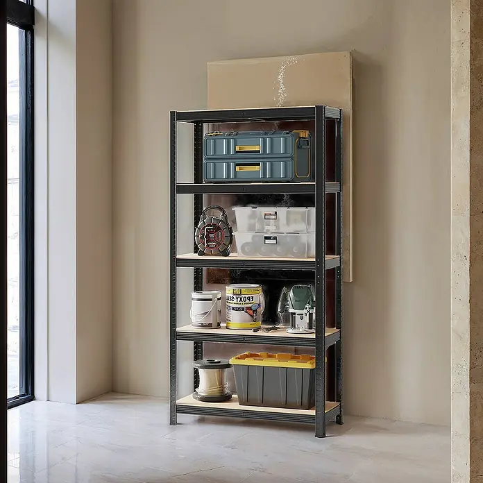 Metallregal - H x B x T: 180 x 90 x 40 cm, Traglast pro Boden: 175 kg, Anzahl Böden: 5 Stk., Stecken, Schwarz - Schwarzes Metallregal mit Holzbrettern, zur Organisation von Werkzeugen und Lagerung in einem Hauswirtschaftsraum.