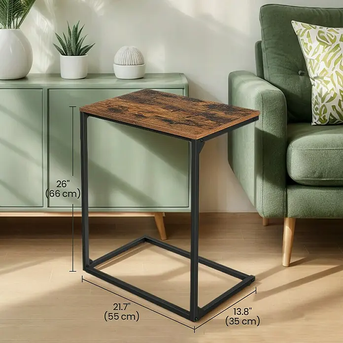 Beistelltisch - L x B x H: 35 x 55 x 55 cm, Schwarz/Braun - Kompakter C-förmiger Beistelltisch mit rustikalbrauner Platte und schwarzem Metallrahmen, neben einem Sofa platziert.