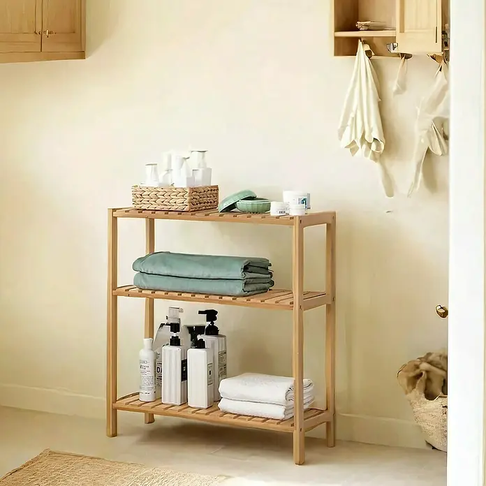 Holzregal - H x B x T: 66 x 60 x 26 cm, Traglast pro Boden: 10 kg, Anzahl Böden: 3 Stk., Braun - Dreistufiges helles Holzregal im Badezimmer, mit gefalteten Handtüchern und Badprodukten.