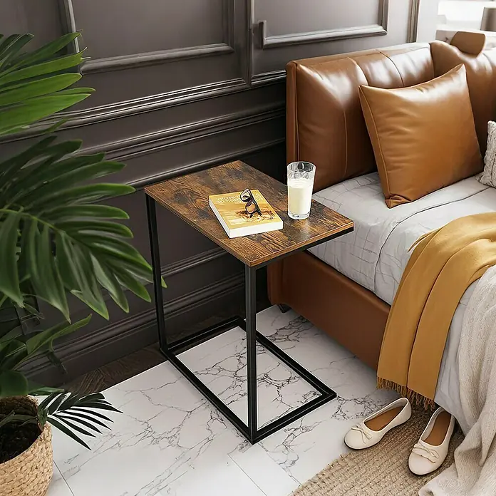 Beistelltisch - L x B x H: 35 x 55 x 55 cm, Schwarz/Braun - Dunkler Holz C-Beistelltisch mit schwarzem Metallgestell, neben einem Bett, mit Buch und Getränk darauf.