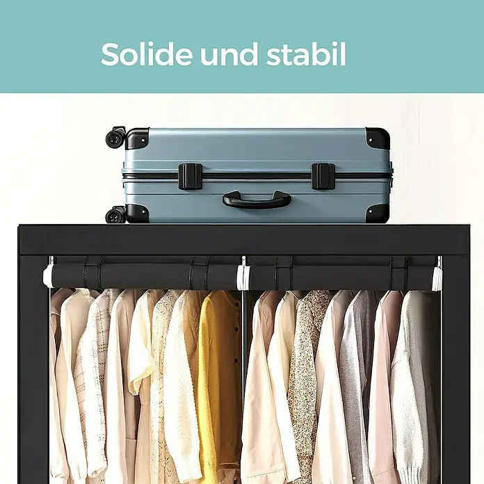 Textiler Kleiderschrank - L x B x H: 43 x 140 x 174 cm, Schwarz - Schwarzer Kleiderschrank mit Kleidung und einem stabil darauf platzierten blauen Koffer.