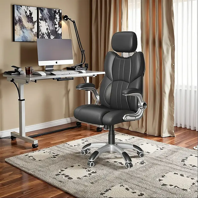 Bürostuhl mit klappbaren Armlehnen - Höhenverstellung: 119 cm - 129 cm, B x L: 72 x 70 cm, Schwarz - Schwarzer ergonomischer Bürostuhl mit gepolsterter Kopfstütze und silbernen Armlehnen vor einem modernen Schreibtisch.