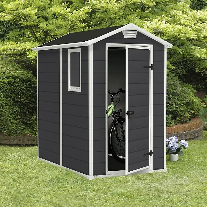 Keter Gerätehaus Manor 4x6 - Außenmaß inkl. Dachüberstand (B x T): 130 x 192 cm, Kunststoff, Anthrazit/Weiß - Geräumiges Gartenhaus mit geöffneter Tür und Fahrrad im Inneren, ideal zur Aufbewahrung von Gartengeräten und Fahrrädern.