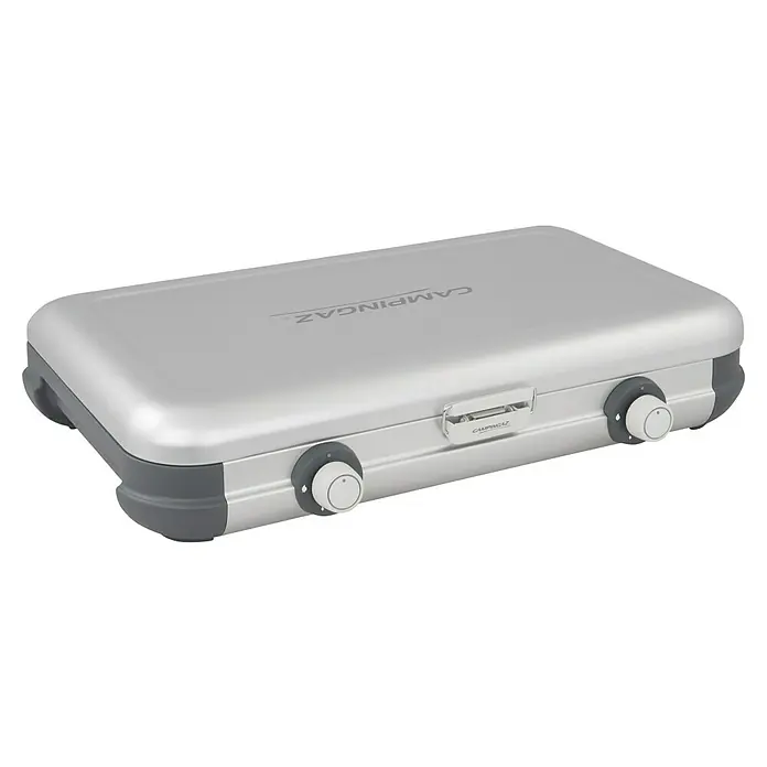 Campingaz Gaskochfeld Kitchen 2 - 2 Brenner, 2.000 W, L x B x H: 35 x 49 x 10 cm - Kompakter silberner und grauer tragbarer Gasherd, geschlossen in einem kofferähnlichen Design mit Drehknöpfen und Verschluss.