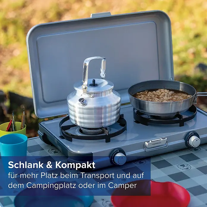 Campingaz Gaskochfeld Kitchen 2 - 2 Brenner, 2.000 W, L x B x H: 35 x 49 x 10 cm - Grauer Campingaz Campingkocher mit Kessel und Nudelpfanne beim Kochen im Freien.