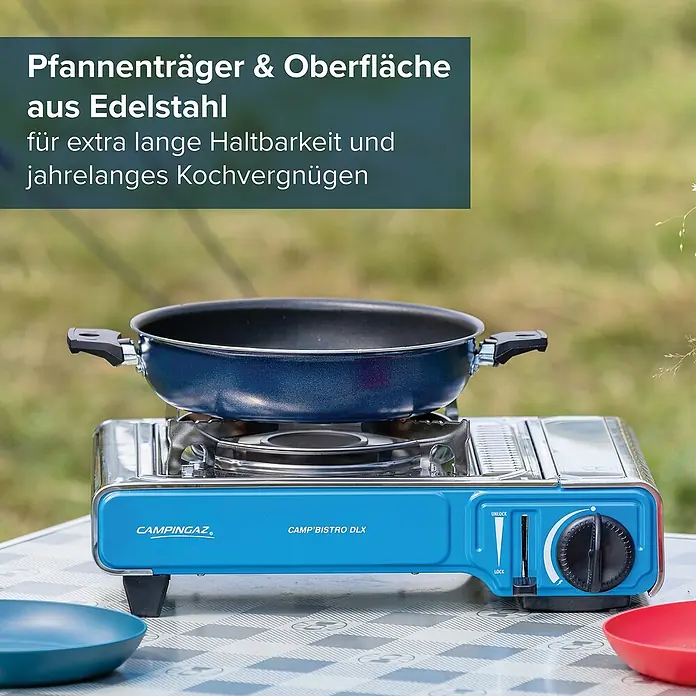 Campingaz Gaskocher Camp Bistro DLX - L x B x H: 285 x 370 x 125 mm, Leistung: 2.120 W, Ohne Stopgaz-System - Blauer und silberner Campingaz Gaskocher (Camp'Bistro DLX) mit Pfannenträger und Oberfläche aus Edelstahl, beim Kochen mit einer Pfanne.
