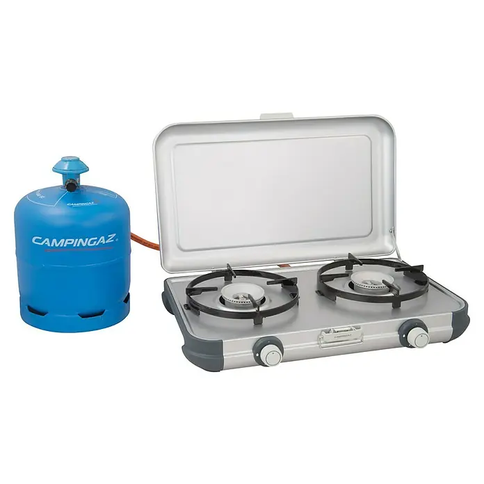 Campingaz Gaskochfeld Kitchen 2 - 2 Brenner, 2.000 W, L x B x H: 35 x 49 x 10 cm - Blaue Campingaz Gasflasche, verbunden mit einem zweiflammigen silber-grauen Campingkocher.