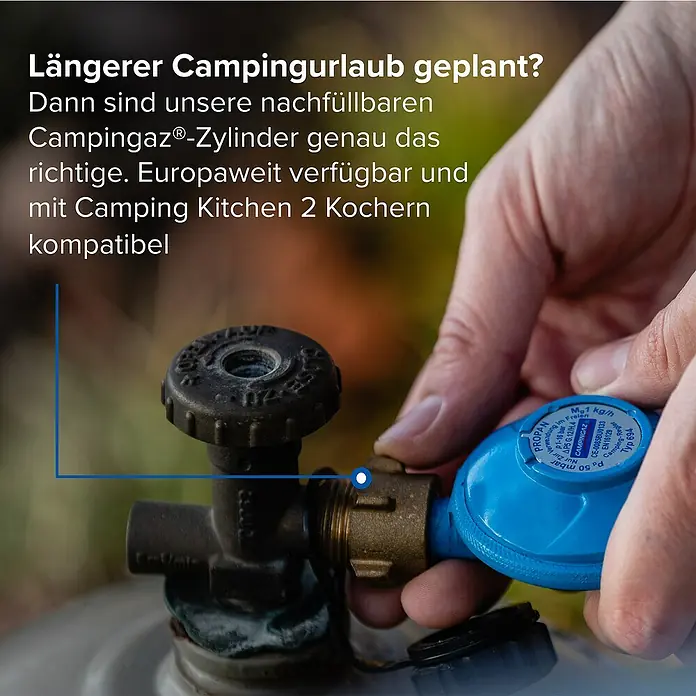 Campingaz Gaskochfeld Kitchen 2 - 2 Brenner, 2.000 W, L x B x H: 35 x 49 x 10 cm - Hände verbinden einen blauen Campingaz Gasregler mit einem Gasflaschenventil für das Kochen im Freien.