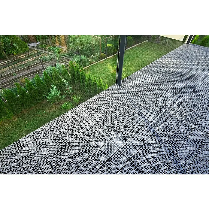 Loseta con sistema click - Polipropileno reciclado, 30 x 30 x 1,2 cm, Marrón, 1 ud. - Baldosas grises modulares perforadas para exterior, instaladas en un balcón.