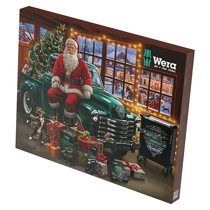 Wera Adventskalender 2026 - 24 -tlg. - Wera Adventskalender: Braune Box mit festlicher Illustration von Santa auf grünem Pickup, umgeben von Werkzeug-Weihnachtsdeko, gefüllt mit Wera Werkzeugen.