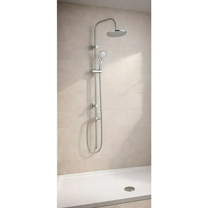 Rousseau Sistema de ducha Tulum - Con selector, Número de tipos de chorro: 3 ud., Cromo - Sistema de ducha cromado con rociador y teleducha en barra ajustable, instalado en pared alicatada beige sobre un plato de ducha blanco.