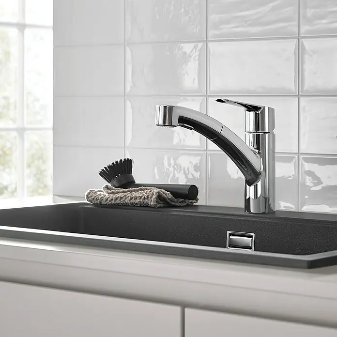 Grohe QuickFix Start Grifo de cocina - Cromo, Extensible, Brillante - Grifo de cocina cromado con rociador extraíble y fregadero de granito gris oscuro con cepillo y paño en la encimera.