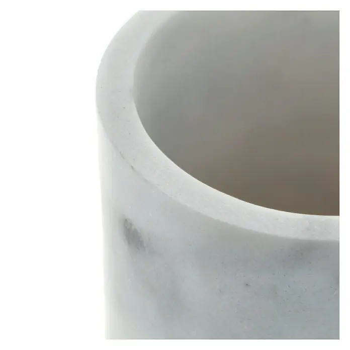 Camargue Zahnputzbecher Marmel - Polyresin, Weiß - Nahaufnahme eines stilvollen, zylinderförmigen Bechers aus weißem Marmor mit einzigartigen grauen Maserungen.