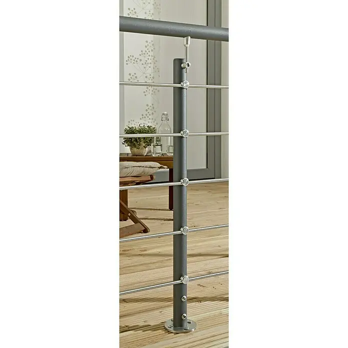 Treba Frewa Geländer-Set AG6 - Bodenmontage, Aluminium, Anthrazit, Edelstahl, Länge: 150 cm - Dieses Bild zeigt ein Geländer aus Edelstahl mit einem Pfosten und mehreren horizontalen Stangen. Das Geländer ist auf einer Holzterrasse montiert.