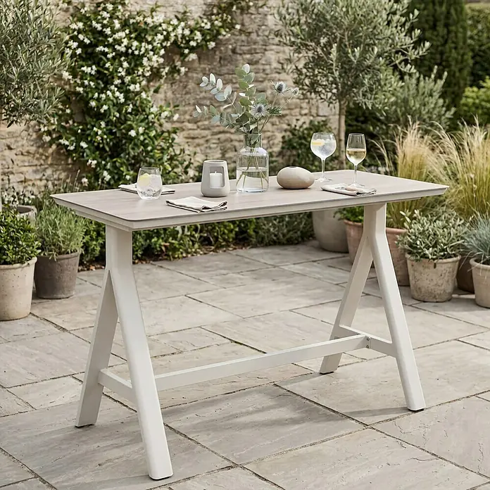 Garten-Stehtisch - L x B x H: 160 x 70 x 102 cm, Aluminium, Verbundwerkstoff, Rechteckig, Natural Warm Grey - Heller grauer Outdoor-Esstisch mit A-förmigen Beinen, für zwei Personen auf einer Terrasse gedeckt.