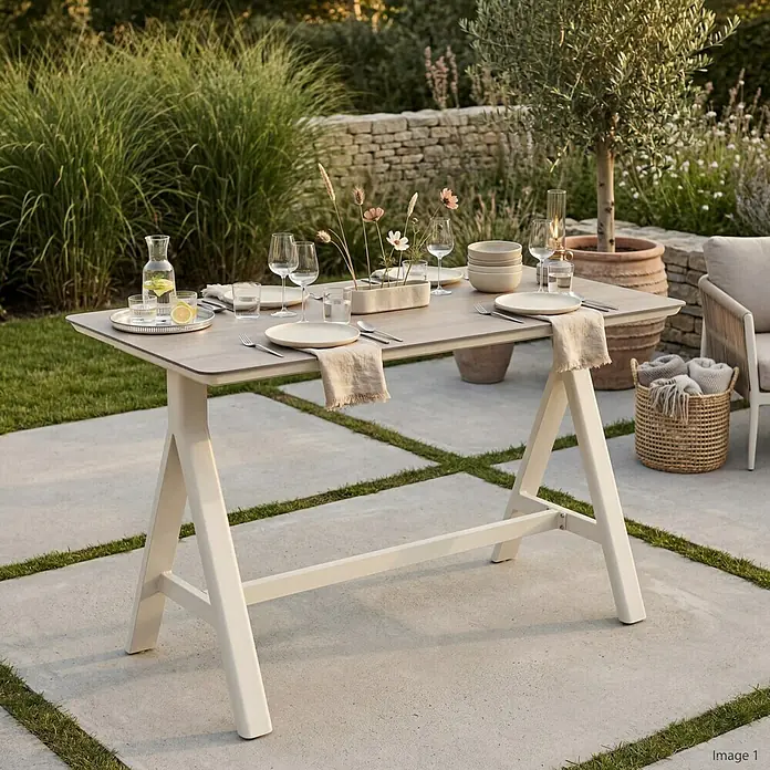 Garten-Stehtisch - L x B x H: 160 x 70 x 102 cm, Aluminium, Verbundwerkstoff, Rechteckig, Natural Warm Grey - Outdoor-Esstisch mit heller Tischplatte und weißen Beinen, auf einer Terrasse für eine Mahlzeit gedeckt.