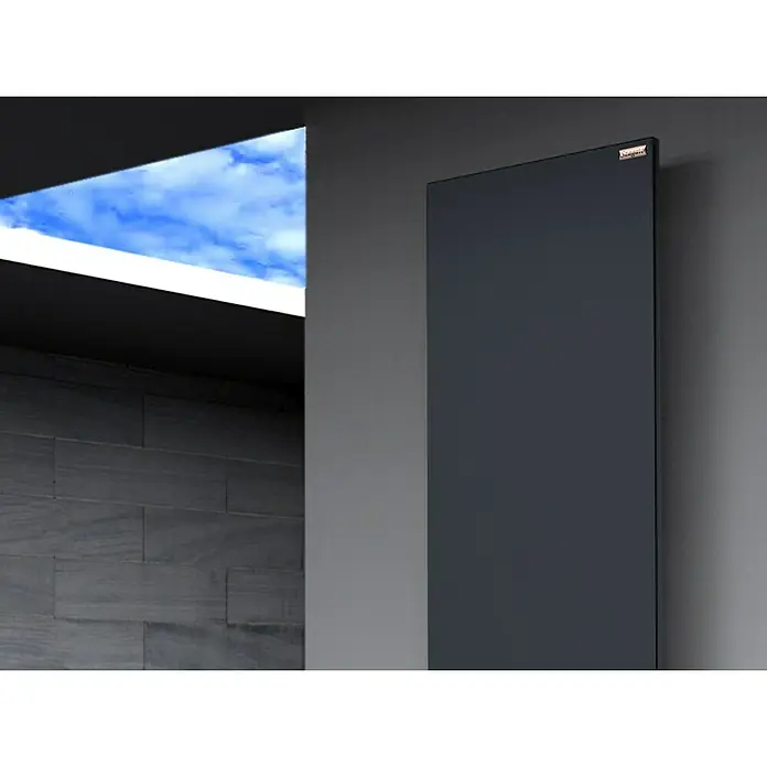 Szagato Designheizkörper Manhattan 3 - B x H: 470 x 1.800 mm, Anthrazit, Ohne Handtuchhalter - Elegantes, modernes Paneelheizkörper-Design in dunkler Farbe, das an einer grauen Wand befestigt ist und eine stilvolle Atmosphäre schafft.