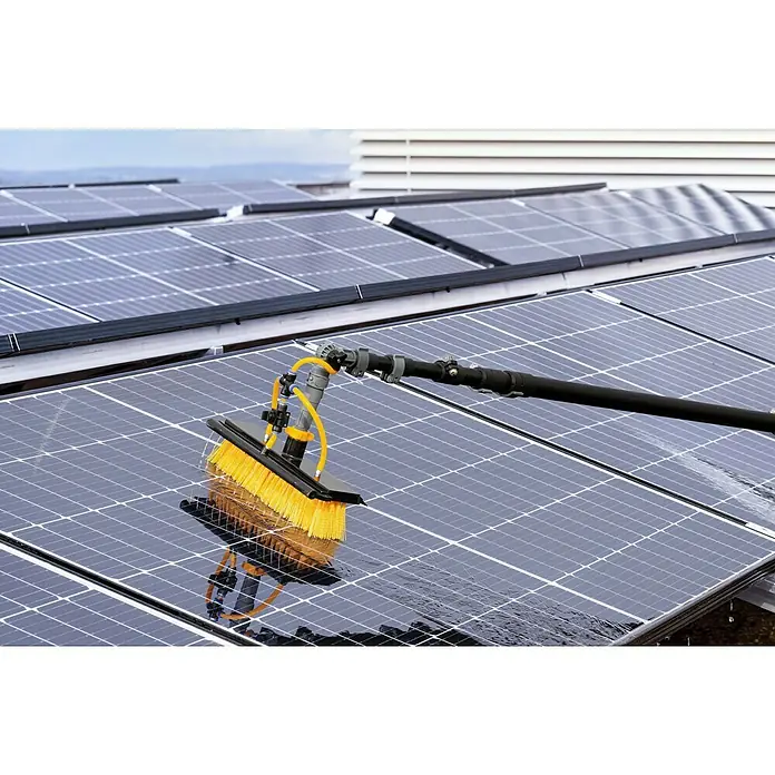 Neptun PV-  & Fassaden Reinigungsset mit verschiedenen Aufsätzen - Teleskopstiel, 180 cm - 850 cm - Gelbborstige Reinigungsbürste mit schwarzem Stab und gelben Schläuchen reinigt aktiv ein Solarpanel.