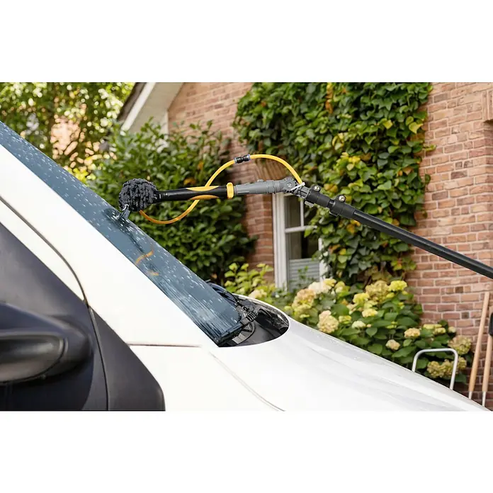Neptun PV-  & Fassaden Reinigungsset mit verschiedenen Aufsätzen - Teleskopstiel, 180 cm - 850 cm - Langstielige schwarz-gelbe Waschbürste reinigt die Windschutzscheibe eines weißen Autos mit Wasser.