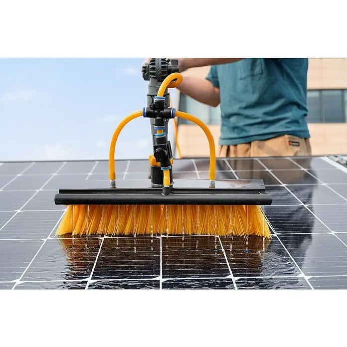 Neptun PV-  & Fassaden Reinigungsset mit verschiedenen Aufsätzen - Teleskopstiel, 120 cm - 490 cm - Gelber, wasserführender Bürstenkopf mit schwarzer Basis, reinigt ein Solarpanel.